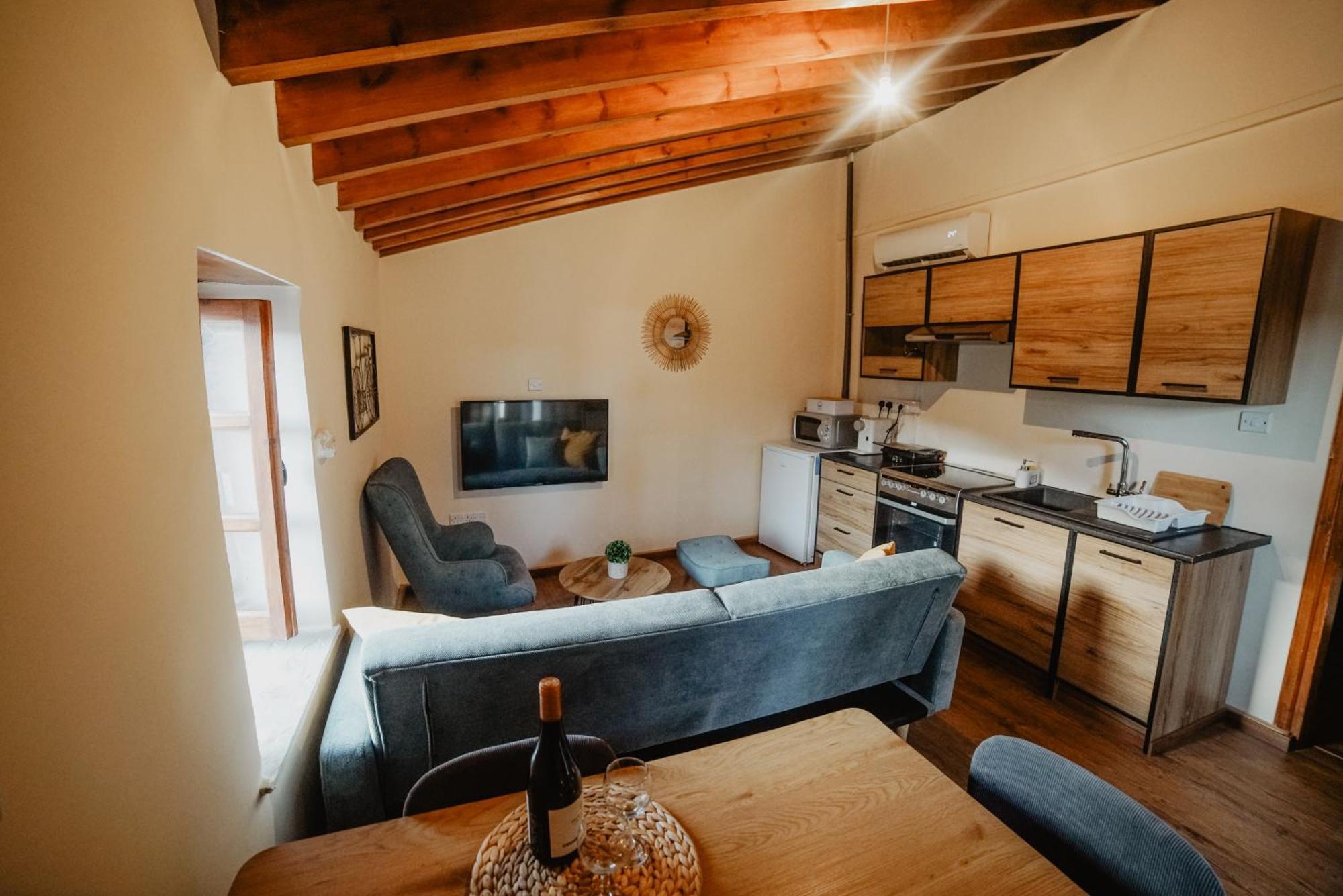 The Stonehouse Suites With Private Bath Spas リマソール エクステリア 写真